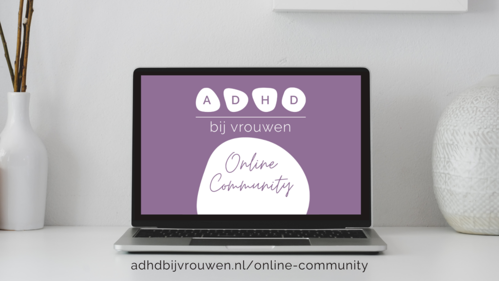 Een laptop met daarop ter illustratie het logo van de ADHD bij Vrouwen Online Community.